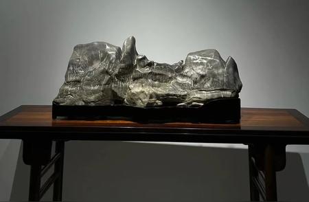千里江山灵壁石：82厘米长，36厘米高，28厘米厚