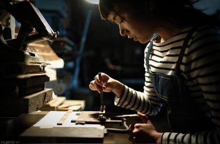 木雕艺术家的考核流程：了解成为认证技师的步骤
