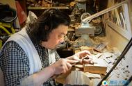 天津工匠精心雕刻数百木壶，最小的茶壶可当戒指佩戴