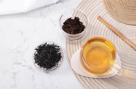 深入解析：红茶、绿茶与普洱茶的独特含义和特征