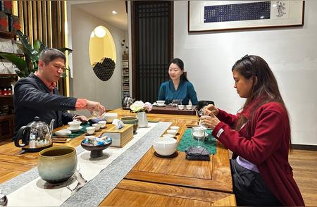 山东潍坊高新区中国茶艺吸引外国游客体验