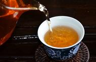 秋季饮茶指南：专家解析红茶与绿茶的差异