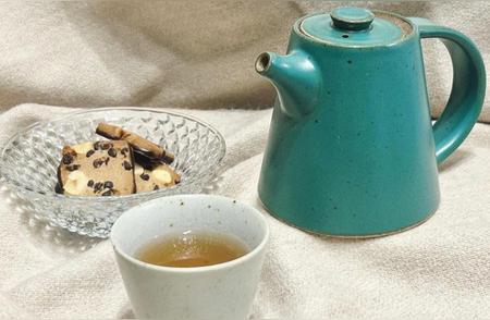 精心泡制一壶茶，选用手感柔和的精致茶具。