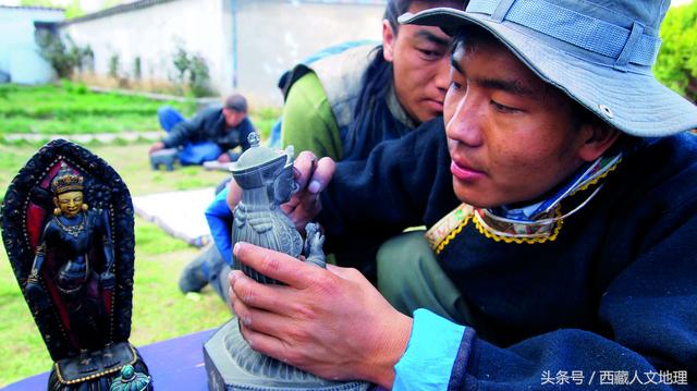 精美绝伦的西藏黑玉石雕刻技艺的传承 这种石料产量少且难以雕琢