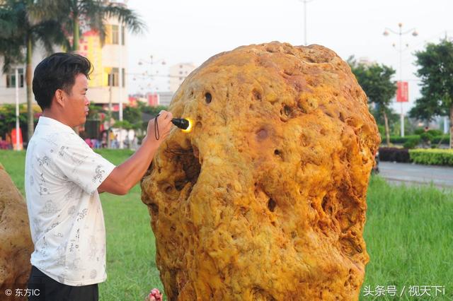 1人展示1块黄蜡石，品种多样造型各异，云南的这块5000万元没有卖