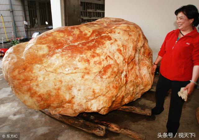 1人展示1块黄蜡石，品种多样造型各异，云南的这块5000万元没有卖