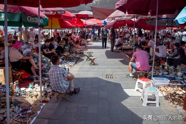 北京潘家园实拍：中国最大的古玩市场，工作日时卖货的比顾客还多